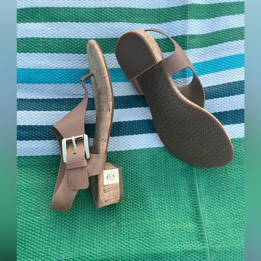 ✨🥳 Michael Kors Tan and Gold Thong Sandals Size 7.5 M Women’s - Picture 9 of 13